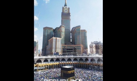 Dubes RI untuk Saudi benarkan ada penutupan sementara umroh. Foto: Jamaah memadati pelataran Masjidil Haram untuk melaksanakan tawaf, Rabu (14/8).  