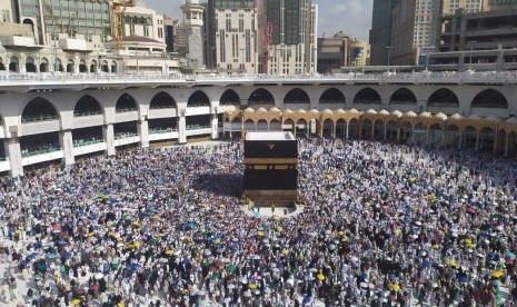 Jamaah haji melaksanakan tawaf mengelilingi Ka'bah, Masjidil Haram, Rabu (14/8). Seusai lempar jumrah bagi yang nafar tsani pada 13 Dzulhijjah, Masjidil Haram kembali dipadati jamaah haji.