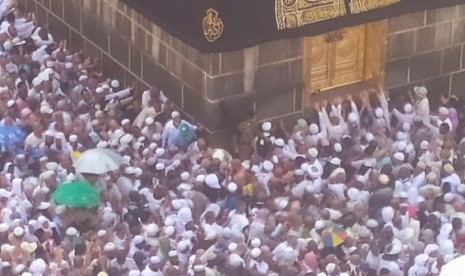 Sejumlah jamaah haji berebut memegang Maqam Ibrahim, yakni tempat Nabi Ibrahim berdiri meninggikan Ka'bah, Rabu (14/8). Maqam Ibrahim merupakan salah satu situs bersejarah sekaligus diabadikan dalam Alquran (min maqami Ibrahima mushalla, dan jadikanlah maqam Ibrahim sebagai tempat mendirikan shalat. 