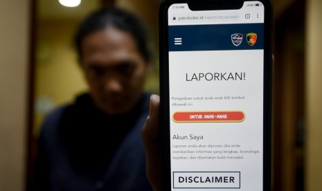 Warga menunjukkan aplikasi situs patrolisiber.id saat peluncuran di kantor Bareskrim Polri, Jalan Trunojoyo, Jakarta Selatan, Rabu (14/8/2019).