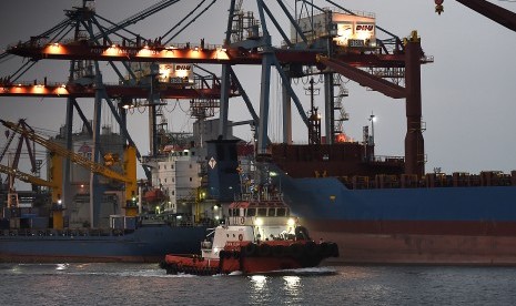 Kapal tunda melintas di Pelabuhan Tanjung Priok, Jakarta, Rabu (14/8/2019).