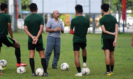 Pelatih Timnas U-19 Fakhri Husaini (tengah).