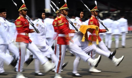 Pasukan Pengibar Bendera Pusaka (Paskibraka) mengikuti gladi bersih Upacara Peringatan Detik-detik Proklamasi 17 Agustus di halaman Istana Merdeka, Jakarta, Kamis (15/8). 