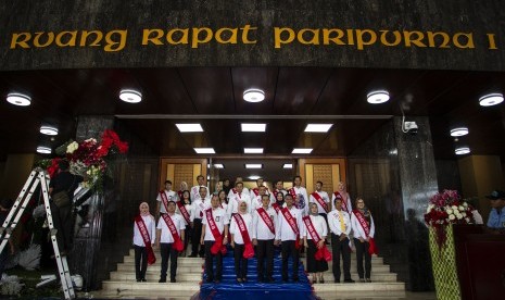 Pegawai melakukan geladi bersih pelaksanaan Sidang Tahunan MPR 2019 di Kompleks Parlemen, Senayan, Jakarta, Kamis (15/8/2019). 