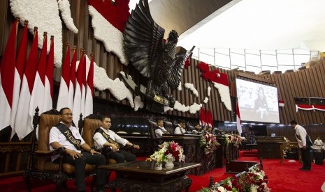 Pegawai melakukan geladi bersih pelaksanaan Sidang Tahunan MPR 2019 di Kompleks Parlemen, Senayan, Jakarta, Kamis (15/8/2019).