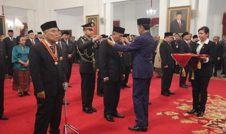 Presiden Joko Widodo menyerahkan Tanda Kehormatan Republik Indonesia di Istana Negara, Jakarta, Kamis (15/8). Pemerintah memberikan tanda kehormatan yakni Bintang Mahaputera Utama, Bintang Mahaputera Naraya, Bintang Jasa Utama, Bintang Jasa Pratama, Bintang Jasa Naraya dan Bintang Budaya Parama Dharma kepada 28 orang tokoh,pengusaha,akademisi,pejabat dan mantan pejabat negara. 