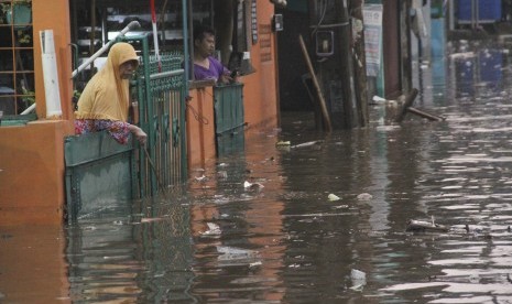 Warga melihat kondisi banjir di Depok, Jawa Barat (ilustrasi)