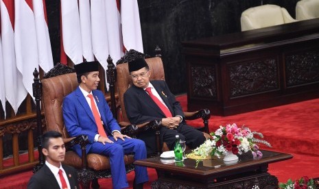 Presiden Joko Widodo (kiri) bersama Wakil Presiden Jusuf Kalla menghadiri Sidang Tahunan MPR di Kompleks Parlemen, Senayan, Jakarta, Jumat (16/8/2019).