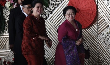 Presiden kelima RI Megawati Soekarno Puteri (kanan) dan putrinya Puan Maharani (ketiga kiri).