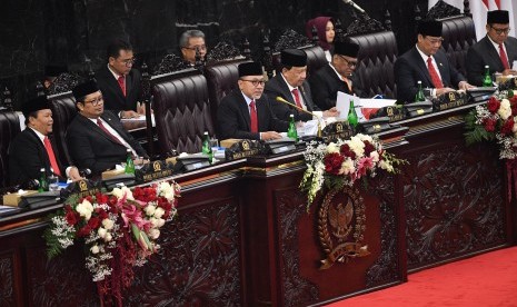 Ketua MPR Zulkifli Hasan (ketiga kiri) memimpin Sidang Tahunan MPR di Kompleks Parlemen, Senayan, Jakarta, Jumat (16/8/2019).