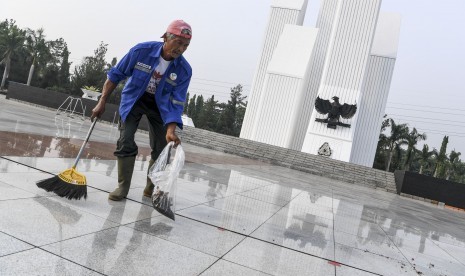 Petugas kebersihan menyapu area tugu di Taman Makam Pahlawan Kalibata, Jakarta, Jumat (16/8/2019).