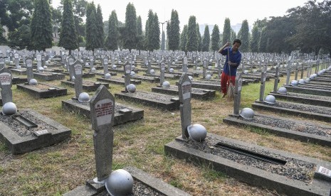 Petugas kebersihan menyapu area pemakaman di Taman Makam Pahlawan Kalibata, Jakarta. (ilustrasi)