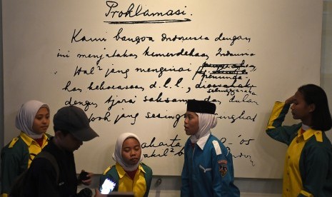 Sejumlah pengunjung mengamati replika naskah Proklamasi di Museum Perumusan Naskah Proklamasi di Menteng, Jakarta, Jumat (16/8/2019).