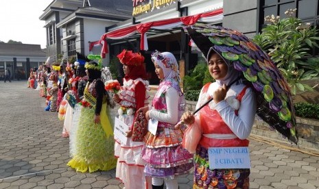 Pelajar SMP asal Kabupaten Purwakarta, mengikuti fashion show dari bahan baku sampah plastik, Jumat (16/8).