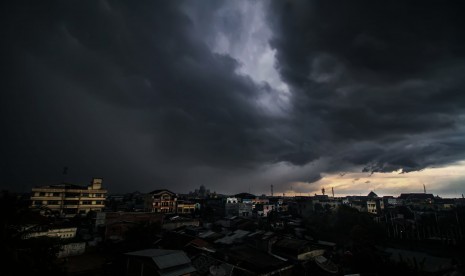 Awan hitam menyelimuti langit di Aceh (ilustrasi)