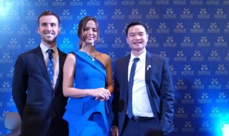 CEO Adelle Jewellery Michael Surya, Direktur Bisnis Internasional GemEx Justin Wagner, Brand Ambassador Adelle Jewellery Nia Ramadhani Bakrie menghadiri grand opening dan memperkenalkan koleksi terbaru Adelle Jewellery di Plaza Indonesia, Jakarta, Jumat (16/8)