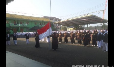 Upacara peringatan HUT Kemerdekaan ke-74 di Pondok Tahfiz Quran Misbahunnur, Kota Cimahi, Sabtu (17/8).