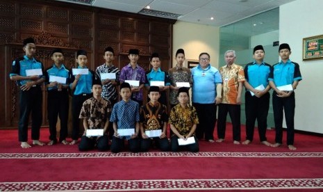 Bank Indonesia (BI) Kantor Perwakilan Solo memberikan santunan kepada puluhan anak yatim dari Solopeduli. Santunan diberikan di Masjid Baitul Insan kantor Bank Indonesia Solo, Jumat (16/8)