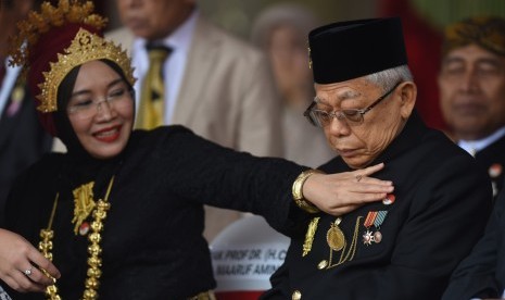 Wakil Presiden terpiih Maruf Amin (kanan) bersama istri Wury Estu Handayani (kiri) 