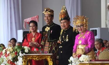 Presiden Joko Widodo (kedua kiri) bersama Ibu Negara Iriana Joko Widodo (kiri) didampingi Wakil Presiden Jusuf Kalla (kanan) dan istri Mufidah Jusuf Kalla (kanan) mengikuti Upacara dalam Upacara Peringatan Detik-Detik Proklamasi Kemerdekaan Indonesia ke-74 Tahun 2019 di Istana Merdeka, Jakarta, Sabtu (17/8/2019). 