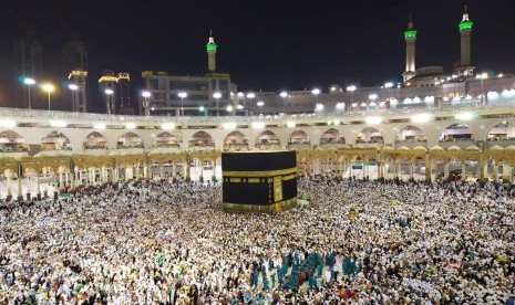 Ribuan jamaah melaksanakan tawaf di seputaran Ka