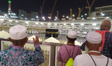 Jamaah haji berdoa menghadap Ka'bah, sesaat sebelum shalat Subuh di Masjidil Haram, Sabtu (17/8). Jamaah haji tampak memadati area tawaf yang setiap saat selalu penuh dengan lautan manusia pasca-haji. 