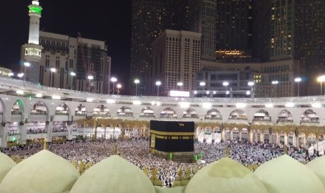 Ribuan jamaah melaksanakan tawaf wada di seputaran Ka'bah.