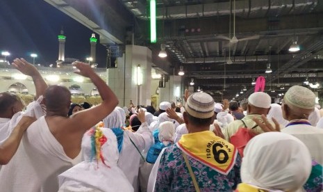 Buya Masoed: Sikapi Penundaan Haji dengan Ikhlas dan Syukur. Jamaah haji melambaikan tangan di sekitar tanda lampu hijau sebagai tanda dimulainya putaran tawaf di Kabah, Masjididl Haram.