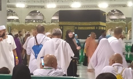 Ribuan jamaah melaksanakan sai antara Bukti Shafa dan Marwah, Sabtu (17/8). Pelaksanaan sai ini dilakukan jamaah yang mengambil umrah sunnah atau membadalkan umrah untuk orang tua atau saudara yang telah meninggal dunia. 