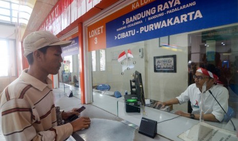 Calon penumpang mengambil tiket di loket Stasiun Bandung, Jawa Barat, Sabtu (17/8/2019).