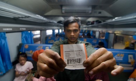 Penumpang menunjukkan tiket gratis di KA tujuan akhir Cicalengka di Stasiun Bandung, Jawa Barat. PT KAI menyiapkan sejumlah voucher tiket gratis KA jarak jauh untuk para guru dan nakes dalam menyambut Hari Pahlawan.