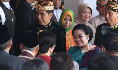 Presiden Joko Widodo (kiri) bersama Presiden ke-5 Megawati Soekarno Putri (kanan) berbincang dengan tamu undangan seusai memimpin Upacara Peringatan Detik-Detik Proklamasi Kemerdekaan Indonesia ke-74 Tahun 2019 di Istana Merdeka, Jakarta, Sabtu (17/8/2019).