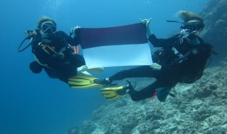 Pengibaran bendera merah putih di dalam laut/ilustrasi