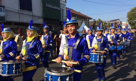 Lomba menghias dan ketangkasan becak memeriahkan HUT ke-74 RI di Kabupaten Garut, Sabtu (17/8). Selain lomba, terdapat hiburan lain seperti marching band. 