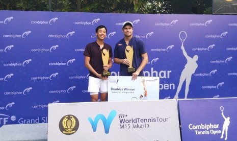 Petenis Indonesia, Justin Barki (kiri) bersama Ruan Roelofse (kanan) dari Afrika Selatan menjuarai Combiphar Tennis Open setelah menundukkan pasangan Jepang, Hiroyasu Ehara dan Sho Shimabukuro dalam dua set dengan skor 7-6 (3) dan 6-4, Sabtu (17/8). 