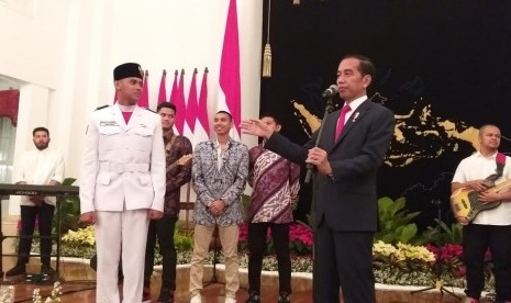 Presiden Jokowi dan Rangga Wirabrata Mahardika, anggota Paskibraka Nasional dari Jawa Barat. 