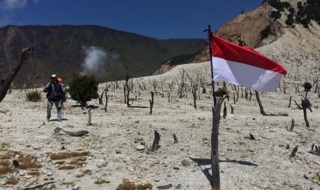 Suasana HUT ke-74 Republik Indonesia di TWA Gunung Papandayan, Sabtu (17/8). 