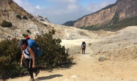 Suasana jalur pendakian di TWA Gunung Papandayan, Sabtu (17/8).  Objek Wisata Alam (TWA) Gunung Papandayan di Kabupaten Garut, Jawa Barat, kembali dibuka untuk umum. 