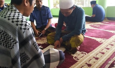 Mualaf yang baru mengucap Syahadat Mei lalu di Lapas Kelas II A Serang, Erik Setiawan (22) yang sudah berganti nama menjadi Muhammad Abdul Hamid, Senin (19/8). 