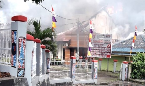 Asap membumbung dari gedung kantor Dewan Perwakilan Rakyat Daerah (DPRD) Papua Barat di Manokwari, yang dibakar massa, Senin (19/8/2019).