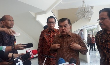 Wakil Presiden Jusuf Kalla saat diwawancarai wartawan di Kantor Wakil Presiden, Jakarta, Selasa (20/8).