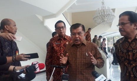 Wakil Presiden Jusuf Kalla saat diwawancarai wartawan di Kantor Wakil Presiden, Jakarta, Selasa (20/8).