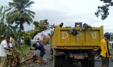 Sejumlah petugas kebersihan membersihkan sisa kerusuhan di salah satu ruas jalan di Manokwari, Papua Barat, Selasa (20/8/2019). 