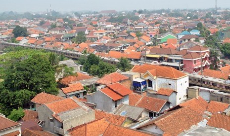 KRL Commuter Line Bogor-Jakarta melintasi perlintasan Kebon Pedes, Tanah Sareal, Kota Bogor, Jawa Barat, Selasa (20/8/2019).