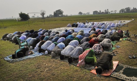 Sejumlah warga Kampung Karangdowo, Kasemen, melaksanakan Shalat Minta Hujan (Shalat Istisqo) di Serang, Banten, Selasa (20/8/2019).