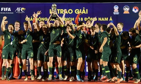 Pemain Timnas U-18 Australia melakukan melakukan selebrasi saat penyerahan medali Piala AFF U-18 di Stadion Thong Nhat Ho Chi Minh, Vietnam, Senin (19/8/2019).