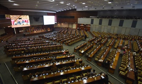 Sejumlah anggota DPR menghadiri Rapat Paripurna DPR di antara bangku yang tak terisi di Kompleks Parlemen, Senayan, Jakarta, Selasa (20/8/2019).