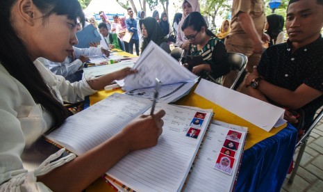 Petugas meregistrasi calon pekerja yang sebagian besarnya adalah penyintas bencana untuk mendapatkan Kartu Pencari Kerja (AK1) pada bursa kerja atau Job Fair di Palu, Sulawesi Tengah, Selasa (20/8/2019).