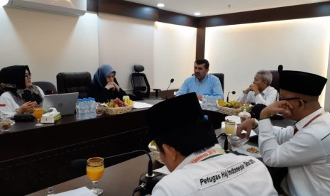 Direktur Jenderal Penyelenggaran Haji dan Umrah Turki, Ramzi Birjan (kemeja biru) berdiskusi dengan jajaran Kementerian Agama RI di Kantor Urusan Haji Indonesia, Makkah, Selasa (20/8). Kunjungan Ramzi bertujuan untuk mempelajari penyelenggaraan ibadah haji yang dilakukan oleh Indonesia.