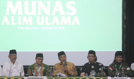 Ketua Umum Pengurus Besar Nahdlatul Ulama (PBNU) Said Aqil Siradj (tengah) menyampaikan materi didampingi Ketua Dewan Syuro Partai Kebangkitan Bangsa (PKB) Dimyati Rois (kiri), Ketua Umum PKB Muhaimin Iskandar (kedua kiri), akademisi dan aktivis Nahdlatul Ulama Nadirsyah Hosen (kedua kanan) dan Ulama Miftah Maulana Habiburrahman (kanan) saat Musyawarah Nasional (Munas) Alim Ulama di Nusa Dua, Badung, Bali, Selasa (20/8/2019).(Antara/Fikri Yusuf)